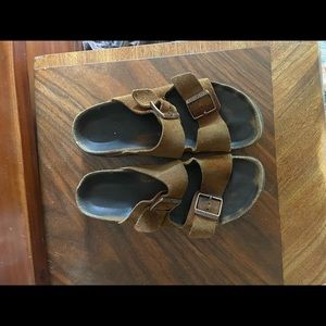Birkenstock Arizona in chestnut suede